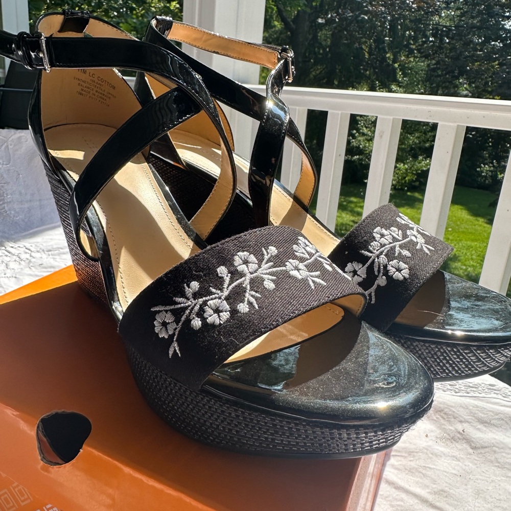 NEW LIZ CLAIBORNE Black White Flowers Strappy Wedge Sandal Shoes NWB adorable! - Picture 2 of 12